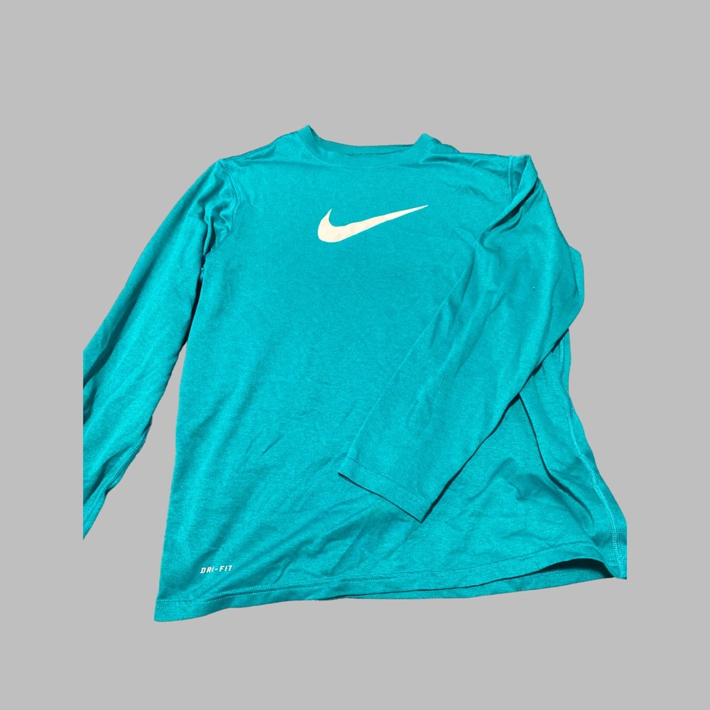 nike chandail, large but fit like a small or medium